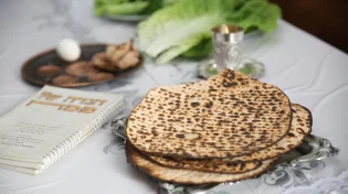 מצה שרויה או שלום בית? הסיפור הזה מגלה מה באמת קודם