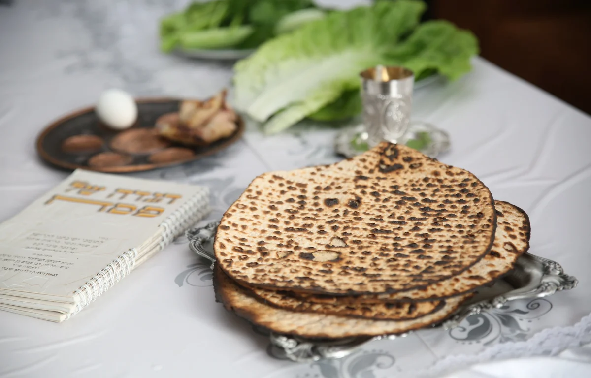 מצה שרויה או שלום בית? הסיפור הזה מגלה מה באמת קודם