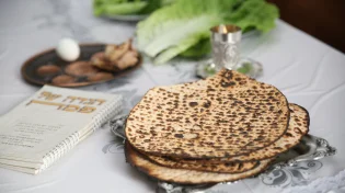 מצה שרויה או שלום בית? הסיפור הזה מגלה מה באמת קודם