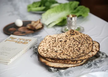 מצה שרויה או שלום בית? הסיפור הזה מגלה מה באמת קודם