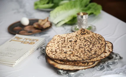 מצה שרויה או שלום בית? הסיפור הזה מגלה מה באמת קודם