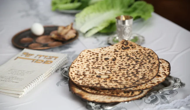 מצה שרויה או שלום בית? הסיפור הזה מגלה מה באמת קודם