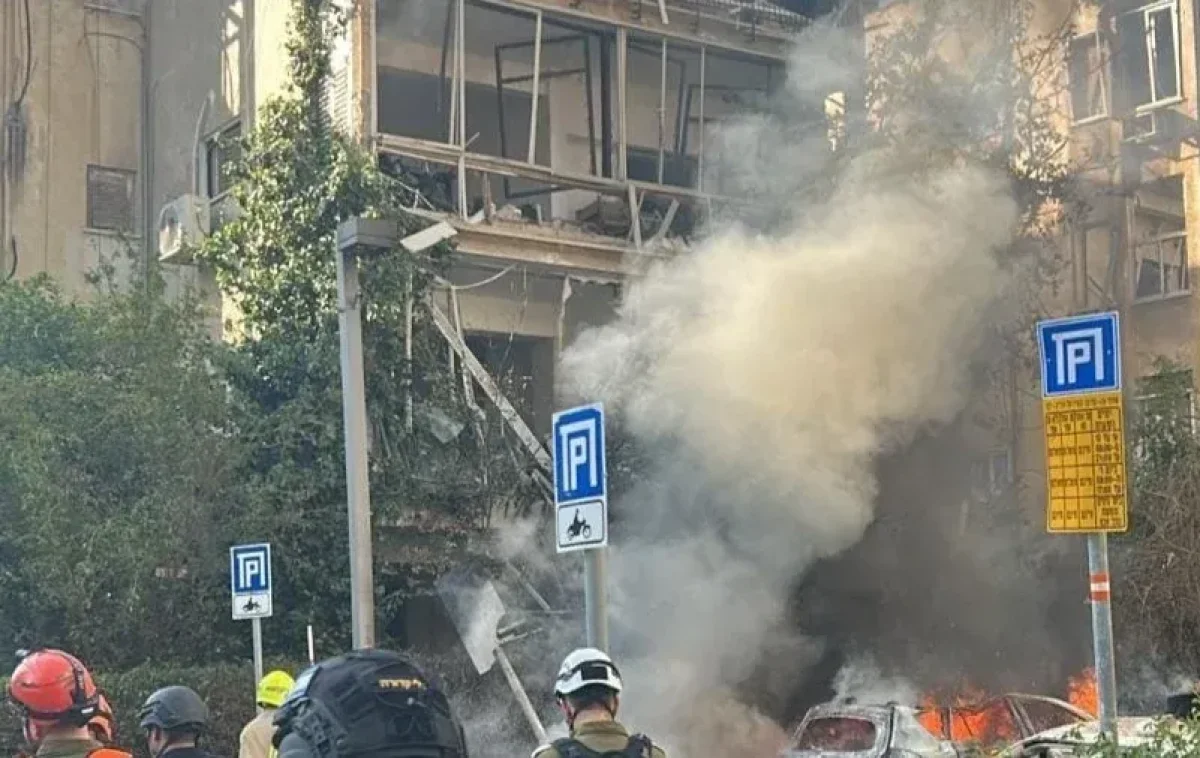 אזעקות במרכז: טיל פגע בבניין בתל אביב, נזק כבד במקום אזעקות במרכז: טיל פגע בבניין בתל אביב, נזק כבד במקום