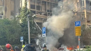 אזעקות במרכז: טיל פגע בבניין בתל אביב, נזק כבד במקום