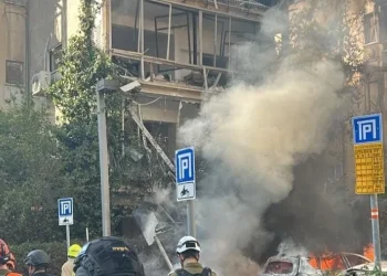 אזעקות במרכז: טיל פגע בבניין בתל אביב, נזק כבד במקום
