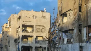 ספרי הקודש שנותרו שלמים: תיעוד מצמרר מתוך אחת הדירות שנפגעו בערד