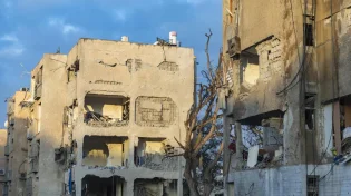 ספרי הקודש שנותרו שלמים: תיעוד מצמרר מתוך אחת הדירות שנפגעו בערד