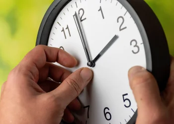 הלילה זה קורה: ישראל עוברת לשעון קיץ - כך תתכוננו לאובדן שעת שינה הלילה זה קורה: ישראל עוברת לשעון קיץ - כך תתכוננו לאובדן שעת שינה