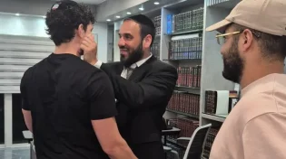 מיאמי: הרב דוד פריוף בסדרת שיעורים ותפילות למאות צעירים בצל המלחמה בארץ
