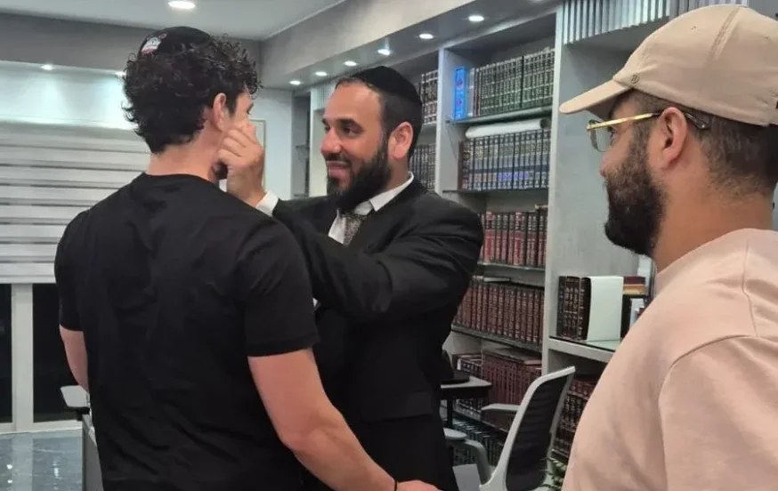 הרב דוד פריוף בסדרת שיעורים ותפילות למאות צעירים בצל המלחמה בארץ הרב דוד פריוף בסדרת שיעורים ותפילות למאות צעירים בצל המלחמה בארץ