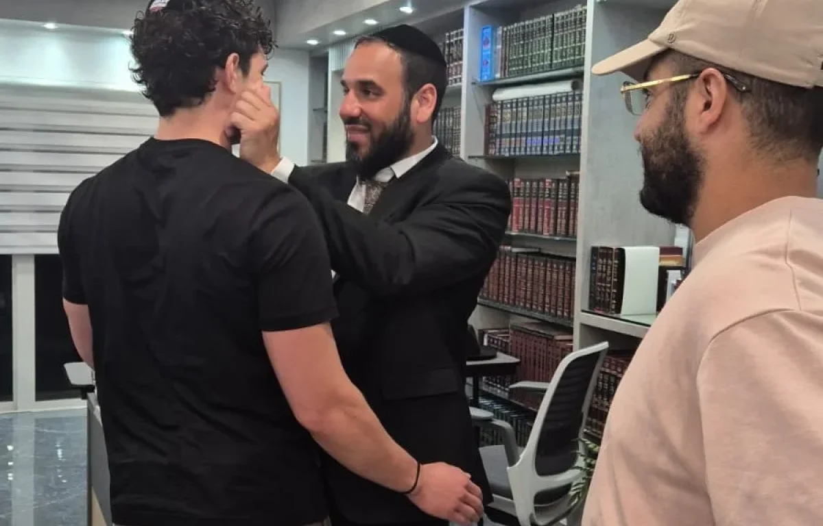 הרב דוד פריוף בסדרת שיעורים ותפילות למאות צעירים בצל המלחמה בארץ הרב דוד פריוף בסדרת שיעורים ותפילות למאות צעירים בצל המלחמה בארץ