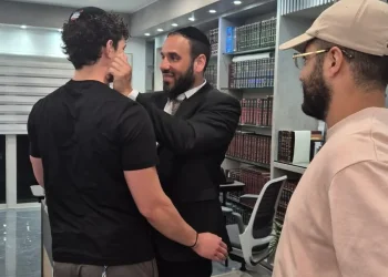 הרב דוד פריוף בסדרת שיעורים ותפילות למאות צעירים בצל המלחמה בארץ הרב דוד פריוף בסדרת שיעורים ותפילות למאות צעירים בצל המלחמה בארץ