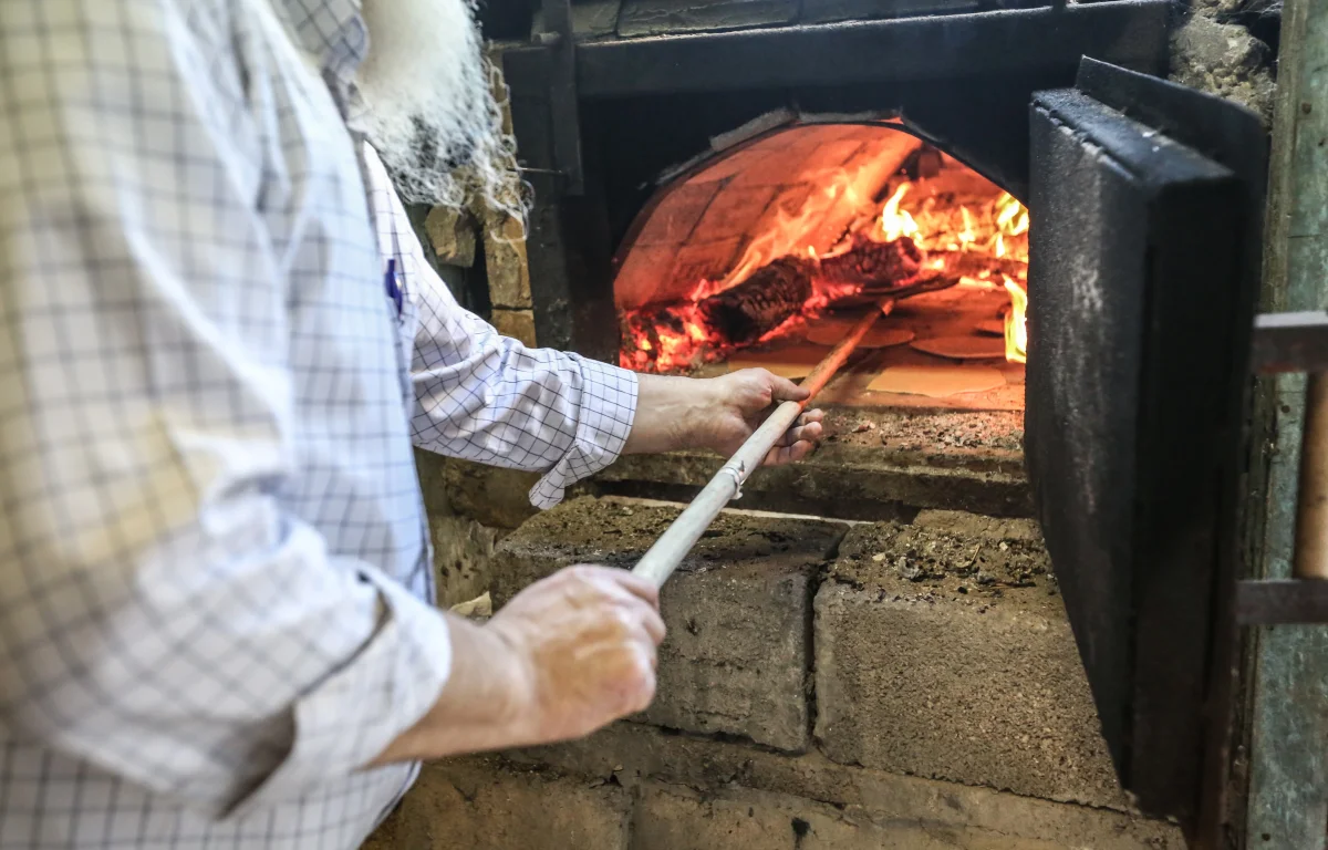 אכילת מצה - כך היא מחזקת את האמונה, גם בלי שתשימו לב