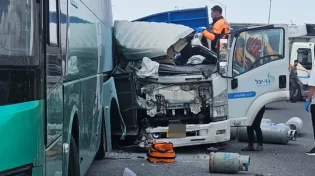 תאונה קשה בכביש 1: פצוע קשה בהתנגשות עם משאית גז
