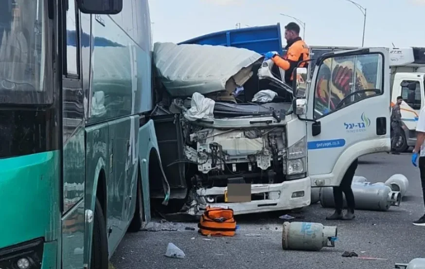 תאונה קשה בכביש 1: פצוע קשה בהתנגשות עם משאית גז תאונה קשה בכביש 1: פצוע קשה בהתנגשות עם משאית גז