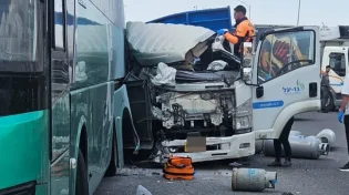 תאונה קשה בכביש 1: פצוע קשה בהתנגשות עם משאית גז