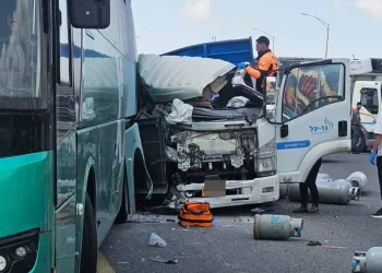 תאונה קשה בכביש 1: פצוע קשה בהתנגשות עם משאית גז