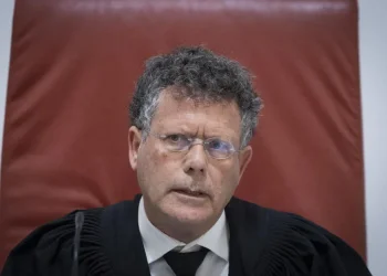סערה משפטית: הוגשה תלונה נגד שופטי העליון על חילול שבת