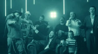 סנדי דינקל משיק: גרסה ווקאלית ללהיט 'מי שאתה'