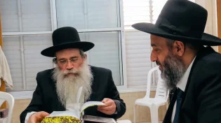 בשליחות מיוחדת: הרב יניב עזיז הגיע לבתי גדולי ישראל עם כרך "ילקוט יוסף" החדש