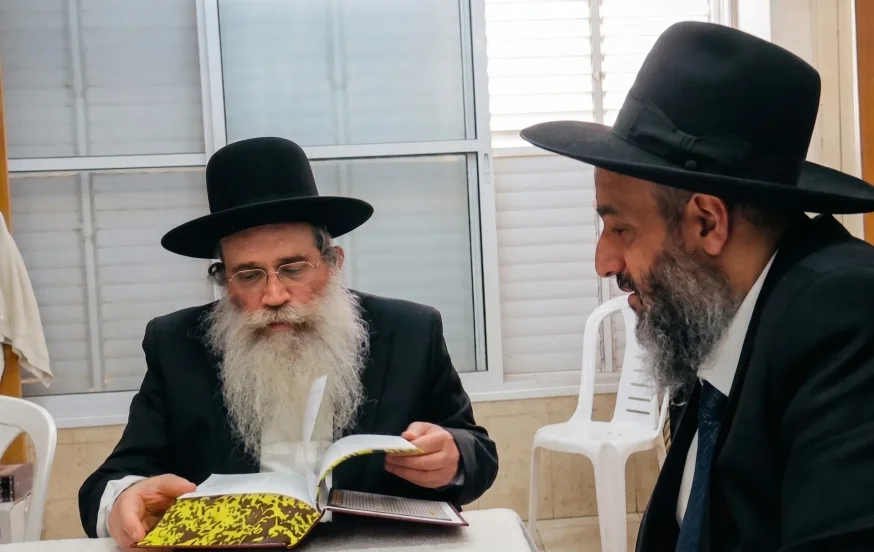 בשליחות מיוחדת: הרב יניב עזיז הגיע לבתי גדולי ישראל עם כרך "ילקוט יוסף" החדש בשליחות מיוחדת: הרב יניב עזיז הגיע לבתי גדולי ישראל עם כרך "ילקוט יוסף" החדש