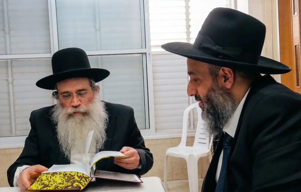 בשליחות מיוחדת: הרב יניב עזיז הגיע לבתי גדולי ישראל עם כרך "ילקוט יוסף" החדש