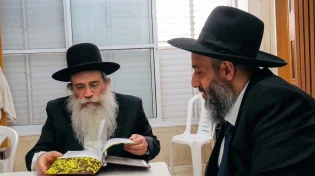 בשליחות מיוחדת: הרב יניב עזיז הגיע לבתי גדולי ישראל עם כרך "ילקוט יוסף" החדש