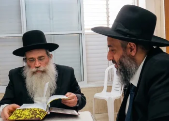 בשליחות מיוחדת: הרב יניב עזיז הגיע לבתי גדולי ישראל עם כרך "ילקוט יוסף" החדש