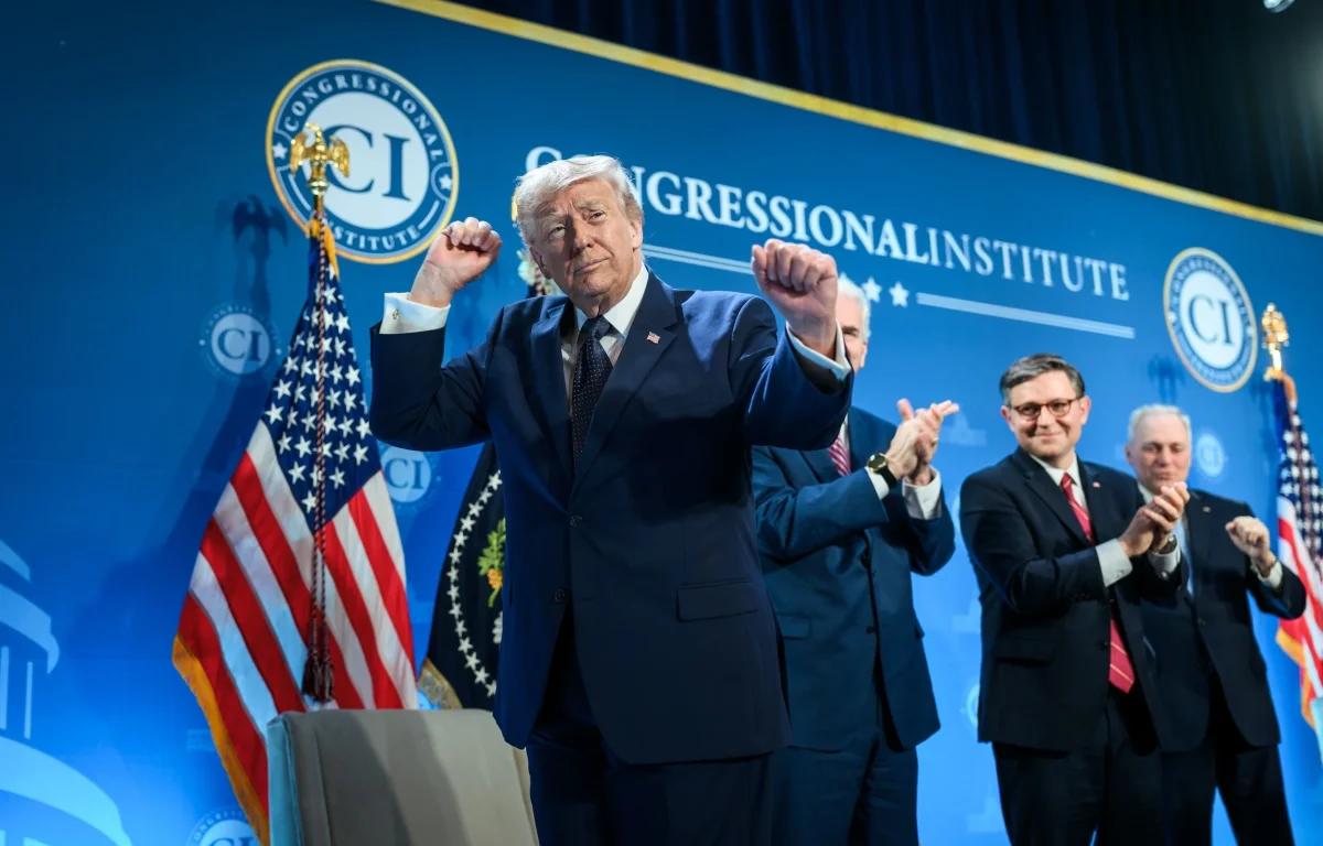 רגעי אימה בארוחת הכתבים: טראמפ פונה אחרי ירי סמוך לאולם