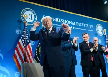 רגעי אימה בארוחת הכתבים: טראמפ פונה אחרי ירי סמוך לאולם