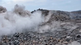 רגעי אימה בהר הגעש: מטיילים תועדו נמלטים מהתפרצות פתאומית