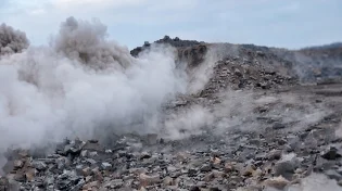 רגעי אימה בהר הגעש: מטיילים תועדו נמלטים מהתפרצות פתאומית