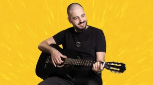 יוסף עבאדי מפתיע בגרסה ווקאלית מרגשת לשיר "רגעים של אושר"