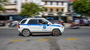 אירוע חריג ביוון: בן 89 יצא למסע ירי באתונה ונמלט
