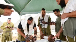 "המחבל ניסה לגנוב ספר תורה וחוסל במקום": הרב יוסף ביטון הגיע לחזק את הלוחמים