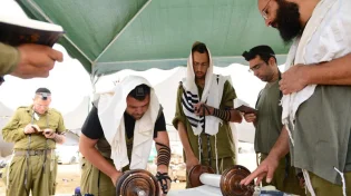 "המחבל ניסה לגנוב ספר תורה וחוסל במקום": הרב יוסף ביטון הגיע לחזק את הלוחמים