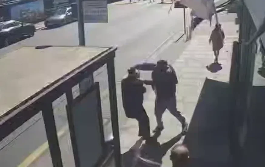 "נעצר על ידי המתנדבים": פיגוע אנטישמי בלונדון, שני יהודים פצועים קשה "נעצר על ידי המתנדבים": פיגוע אנטישמי בלונדון, שני יהודים פצועים קשה