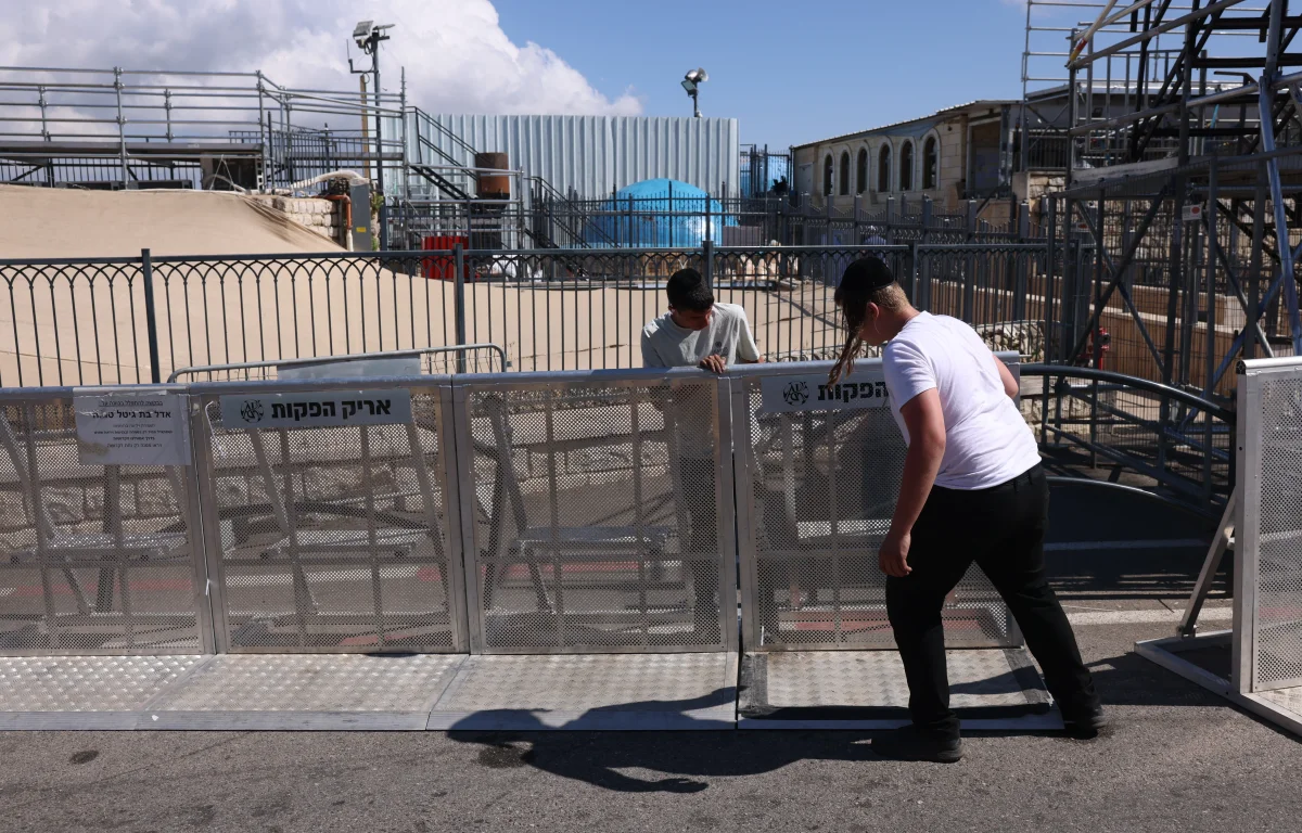 הדרמה במירון: כבישים נחסמים, עשרות אלפים כבר על ההר