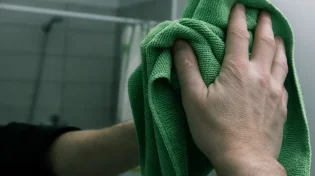 הבית נקי והאבק חוזר מיד? זו הטעות שרבים עושים בניקיון
