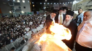 אלפים בבני ברק: מעמד ההדלקה המרכזי התקיים ברוב פאר והדר