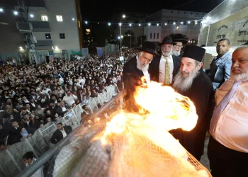 אלפים בבני ברק: מעמד ההדלקה המרכזי התקיים ברוב פאר והדר