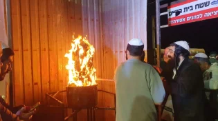 אומן: שמחה פורצת גבולות בהדלקת ל"ג בעומר בחצר ציון רבי נחמן מברסלב