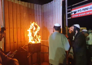 ההדלקה בציון רבי נחמן מברסלב (באדיבות המצלם)