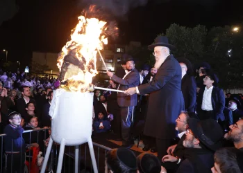 מעמד ההדלקה המרכזי בביתר | צילום: שייקה אור