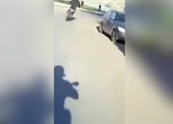 מרדף מסוכן בתל שבע: רוכב אופנוע רעול פנים נמלט מהשוטרים ואיבד שליטה