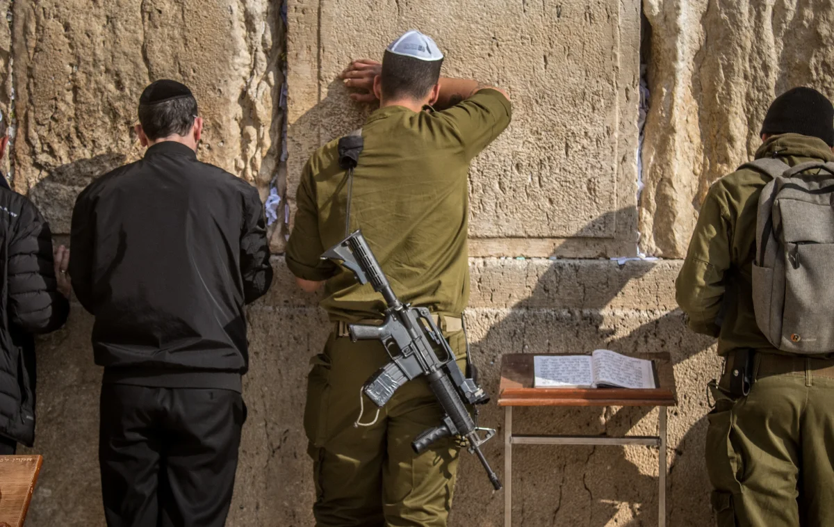 מה אסור לעשות בכותל המערבי? ההלכה שאולי לא הכרתם
