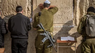מה אסור לעשות בכותל המערבי? ההלכה שאולי לא הכרתם
