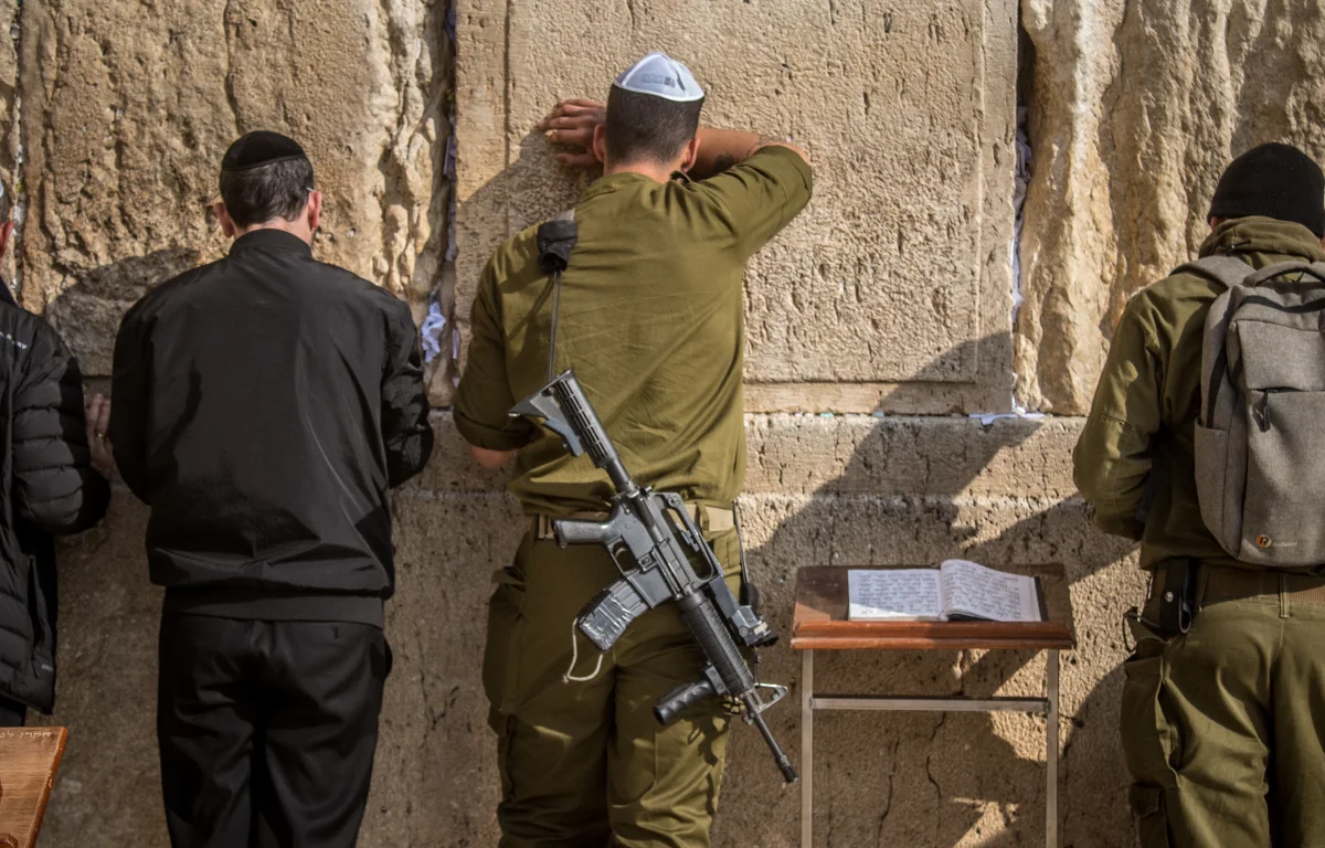 מה אסור לעשות בכותל המערבי? ההלכה שאולי לא הכרתם