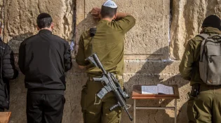 מה אסור לעשות בכותל המערבי? ההלכה שאולי לא הכרתם