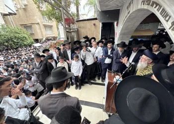 אלפים ליוו למנוחות את הגאון רבי רחמים מאזוז זצ"ל | צילום: נועם אליהו